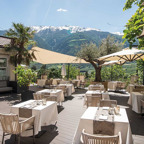 Mediterrane_Frühstücksterrasse_mit_Bergpanorama_wanderhotel_Südtirol_5_sterne_luxushotel_südtirol