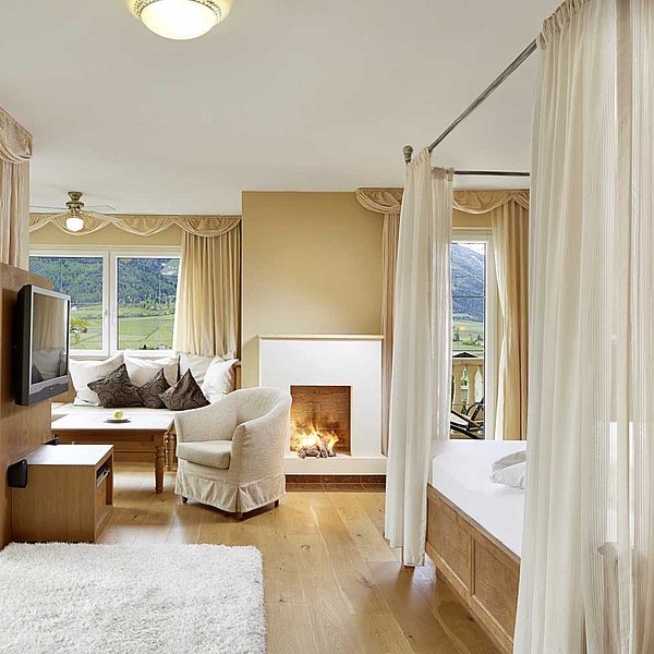 Romantic_suite_magnolie_himmelbett-mit_sternenhimmel_classic_design_dolce_vita_hotel_südtirol_aktiv_urlaub_südtirol
