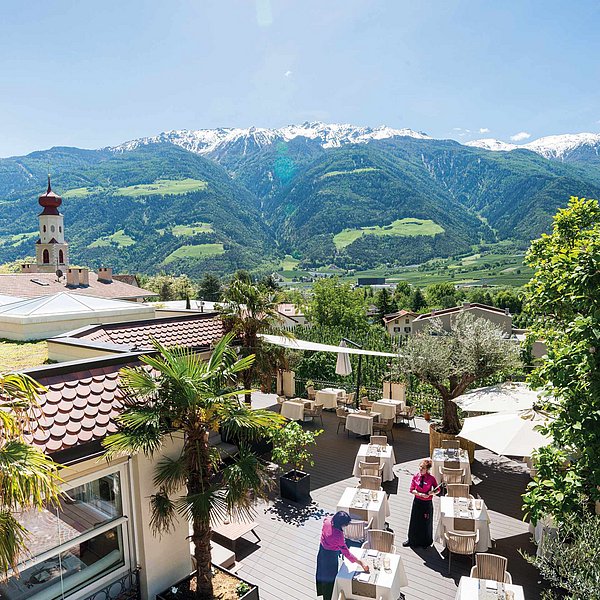 Mediterrane_Frühstücksterrasse_mit_Bergpanorama_wanderhotel_Südtirol_5_sterne_luxushotel_südtirol