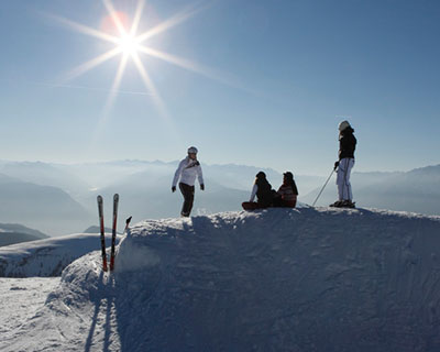 Skifahrer am Gipfel 